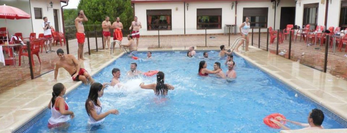 Grupo de amigos en una piscina en su despedida