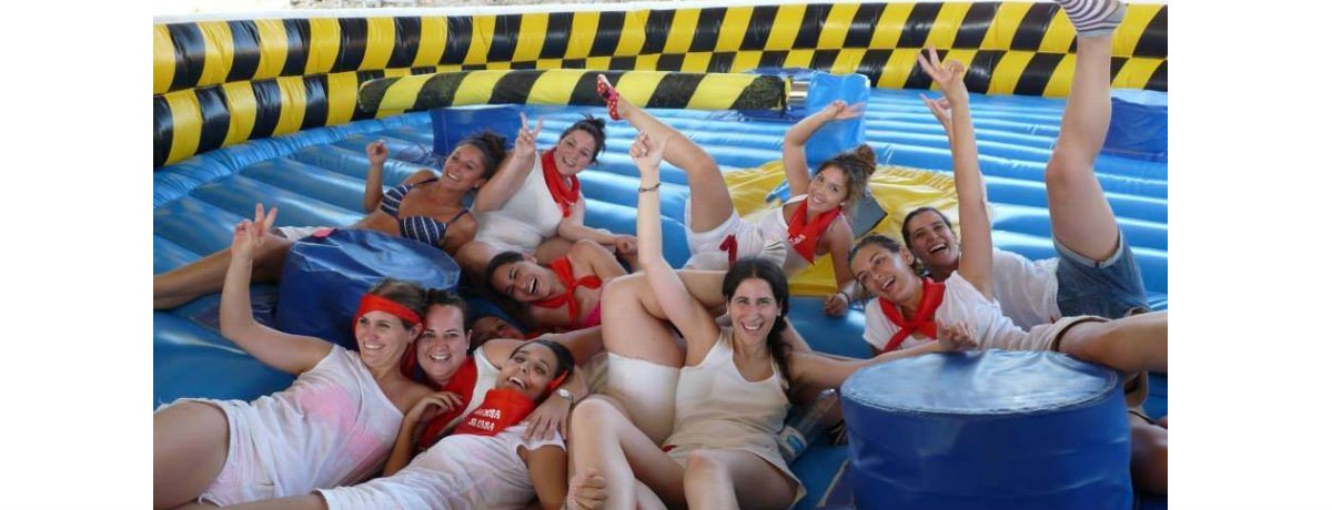 Chicas en inflable de Humor Amarillo en Toledo