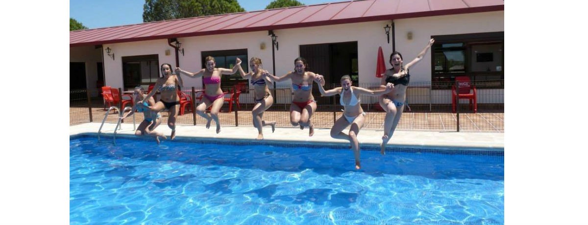 Chicas saltando a la piscina en Toledo