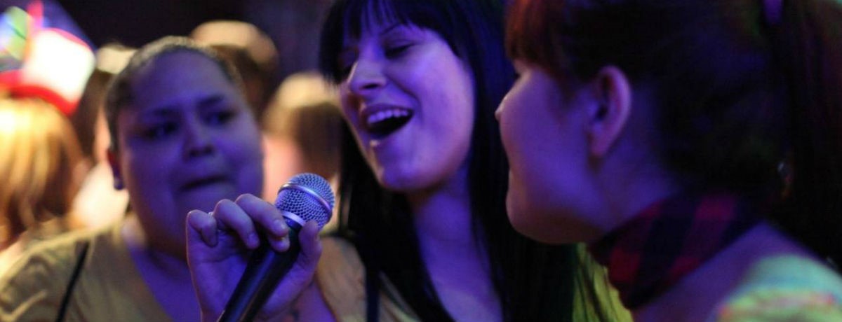 Chicas cantando en Karaoke en Toledo