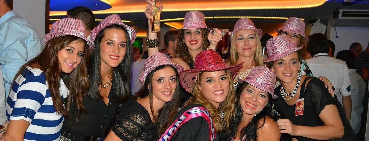 Chicas con sombreros rosas en Toledo