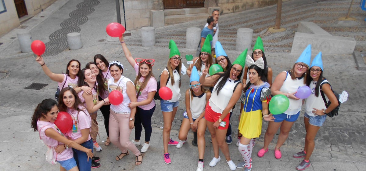Grupo de chicas con globos en Toledo